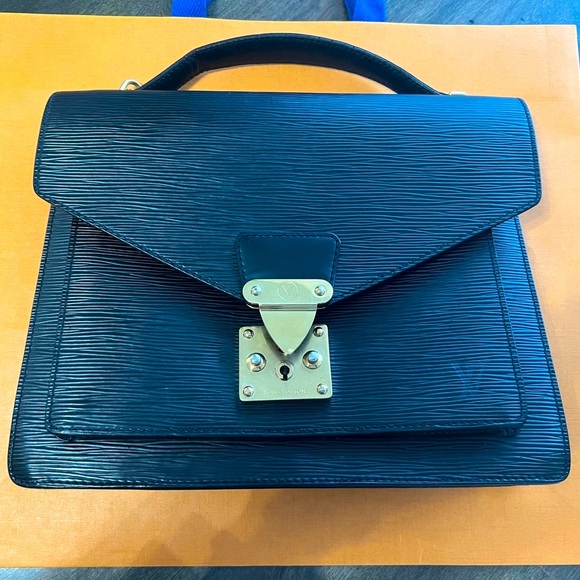 LOUIS VUITTON Epi Serviette Conseiller Black
BRIEFCASE - Picture 3 of 8